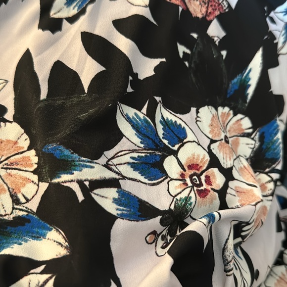 Women’s Guess Cold Shoulder Floral Patterned Dress. Size Small - Picture 9 of 10